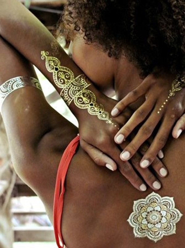 70 idées de tatouages en or pour les femmes (guide d'inspiration)