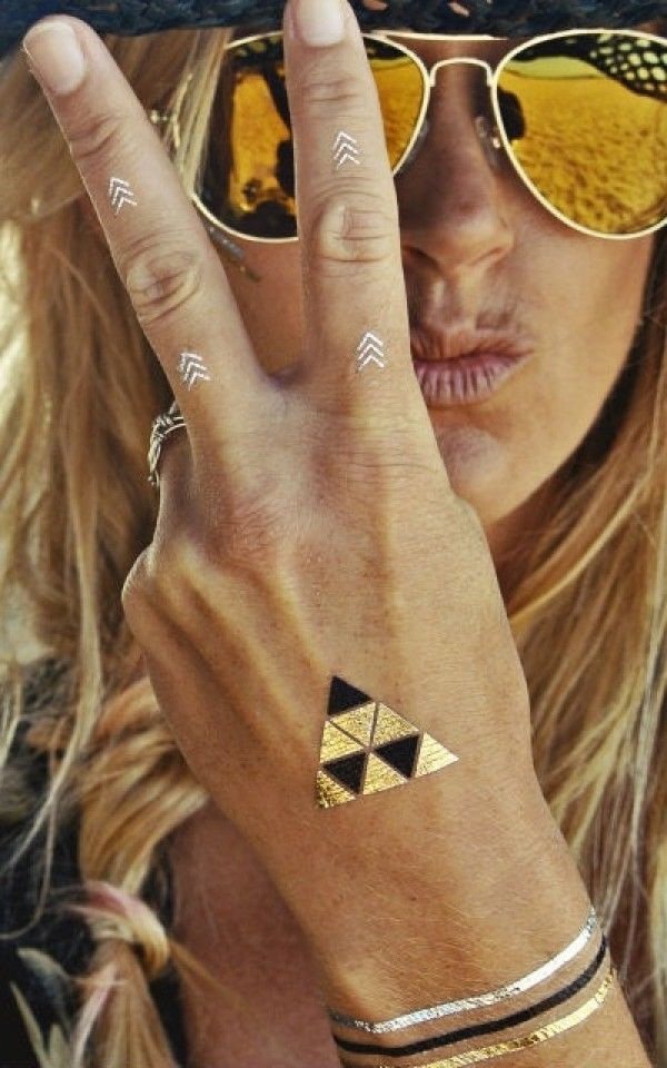 70 idées de tatouages en or pour les femmes (guide d'inspiration)