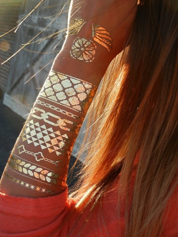 70 idées de tatouages en or pour les femmes (guide d'inspiration)