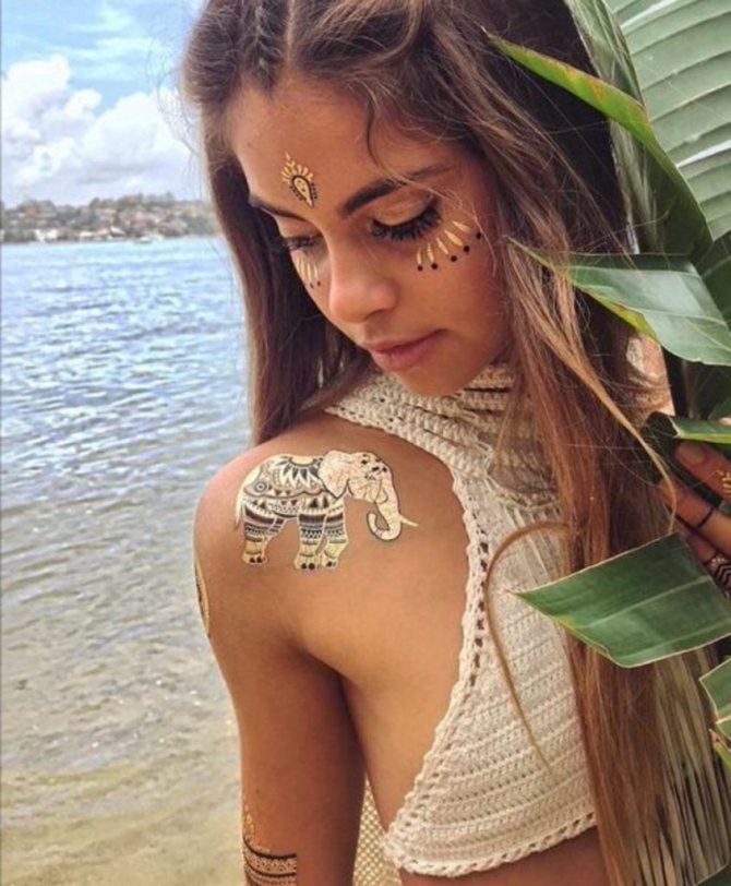 70 idées de tatouages en or pour les femmes (guide d'inspiration)