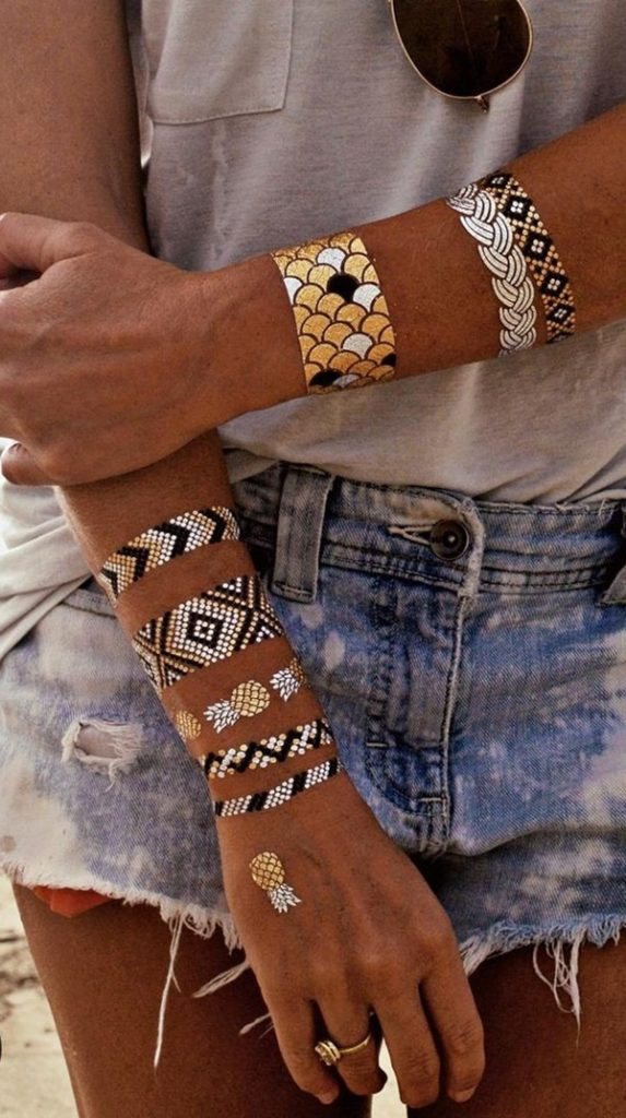 70 idées de tatouages en or pour les femmes (guide d'inspiration)