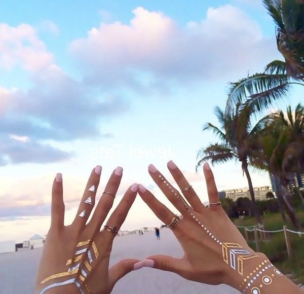 70 idées de tatouages en or pour les femmes (guide d'inspiration)