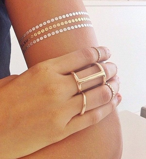 70 idées de tatouages en or pour les femmes (guide d'inspiration)