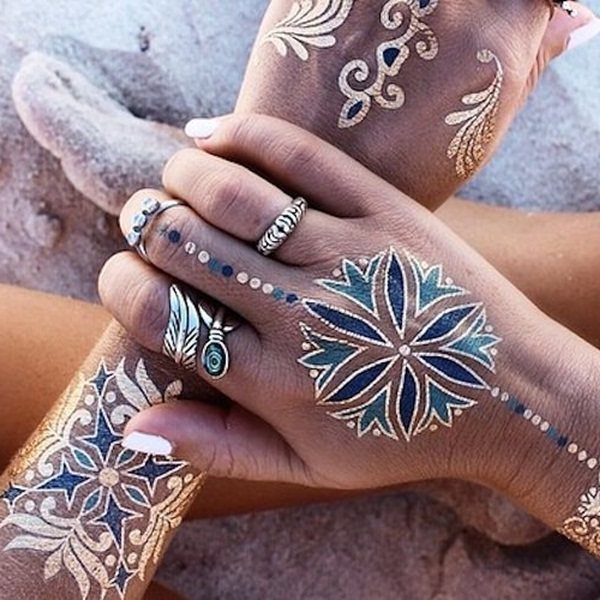 70 idées de tatouages en or pour les femmes (guide d'inspiration)