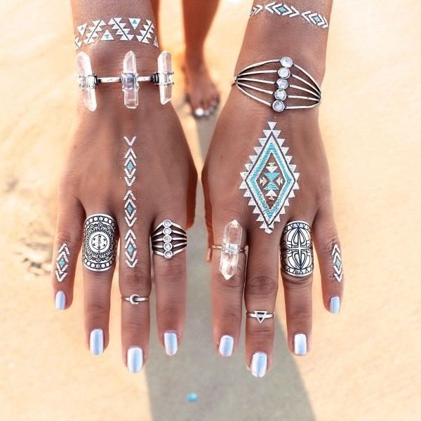 70 idées de tatouages en or pour les femmes (guide d'inspiration)