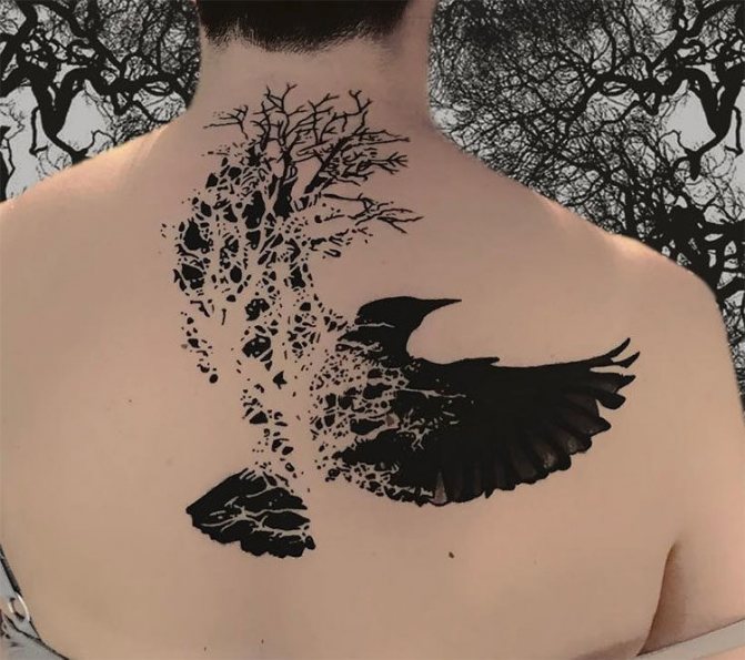 Tatouage abstrait d'un corbeau sur son dos
