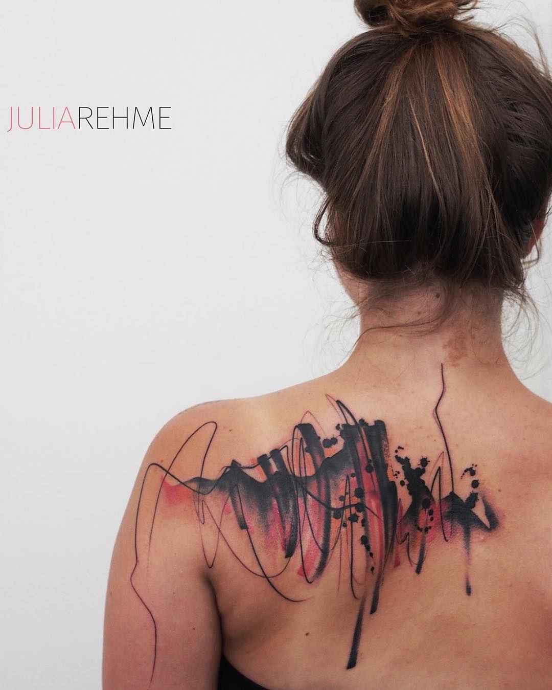 tatouage abstrait sur le dos