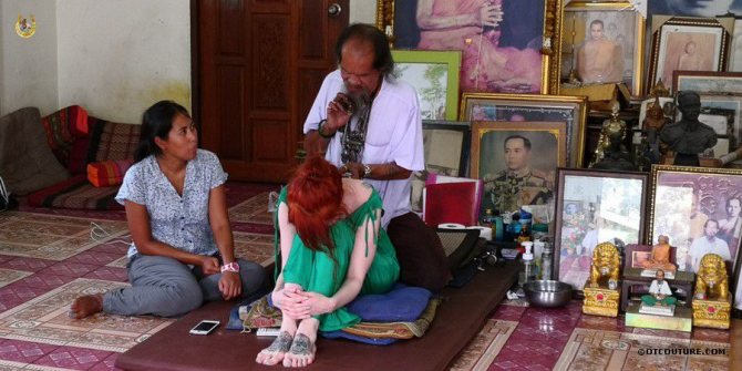 Ajan Kob frappe le Sak Yant. Ayutthaya, Thaïlande.