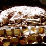 Агнецът на апокалипсиса спи върху книга със седем печата. Скулптура от И. Рор, XVIII век.