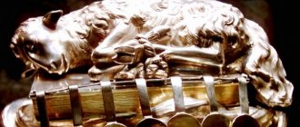 Das Lamm der Apokalypse schläft auf einem Buch mit sieben Siegeln. Skulptur von I. Rohr, 18. Jahrhundert.