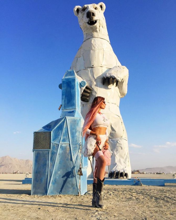 Alena Vodonaeva against the background of a polar bear