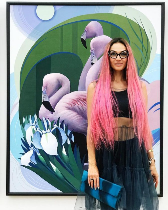 Alena Vodonaeva photo with flamingo in front