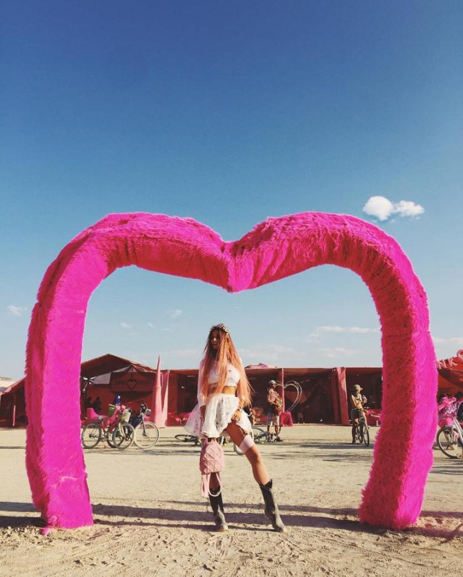 Alena Vodonaeva against the background of a pink heart
