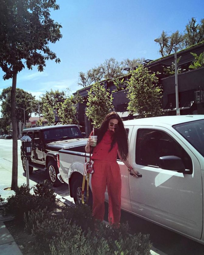 Alena Vodonaeva in white car