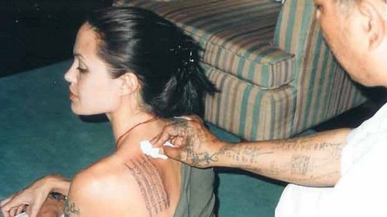 Angelina Jolie continue à se faire tatouer