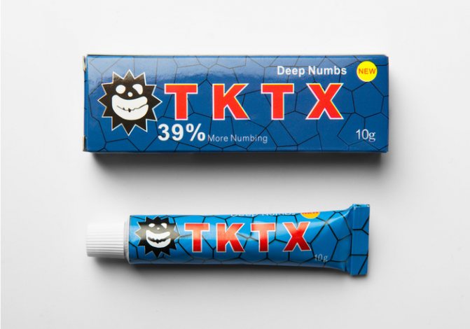 Anæstesi før en tatovering. Forberedelse og proces af tatovering, foto