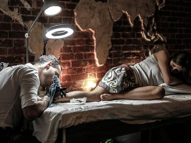 Anæstesi før en tatovering. Forberedelse og proces af tatovering, foto