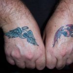 Engel og djævel i hånden