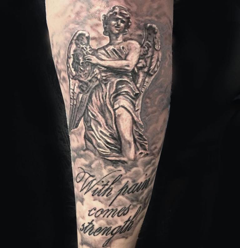 Άγγελος με τατουάζ με επιγραφή