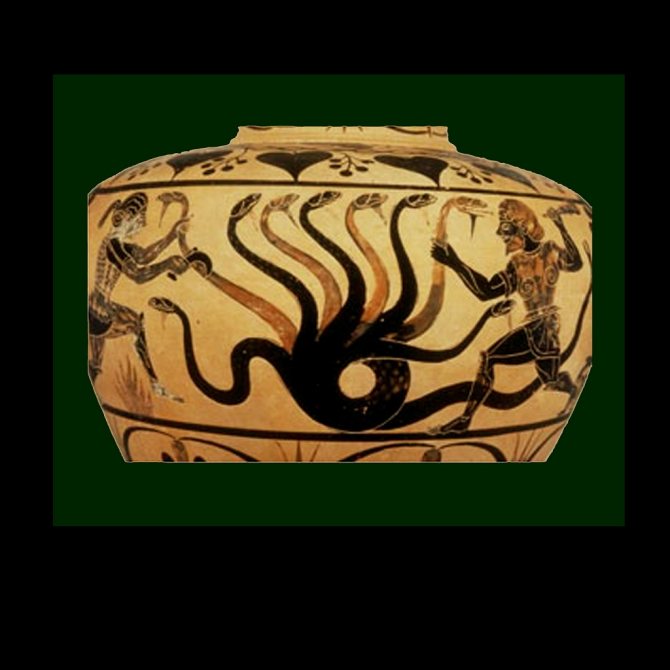 Un vase antique. Le sujet est Hercule et l'hydre de Lernaeus largeur= 1024
