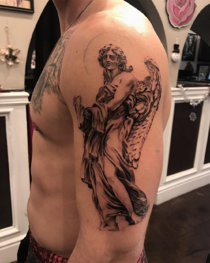 Αρχάγγελος στον ώμο