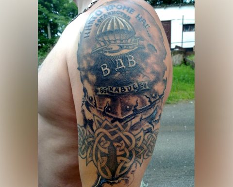 Tatouage de troupes aéroportées sur l'épaule