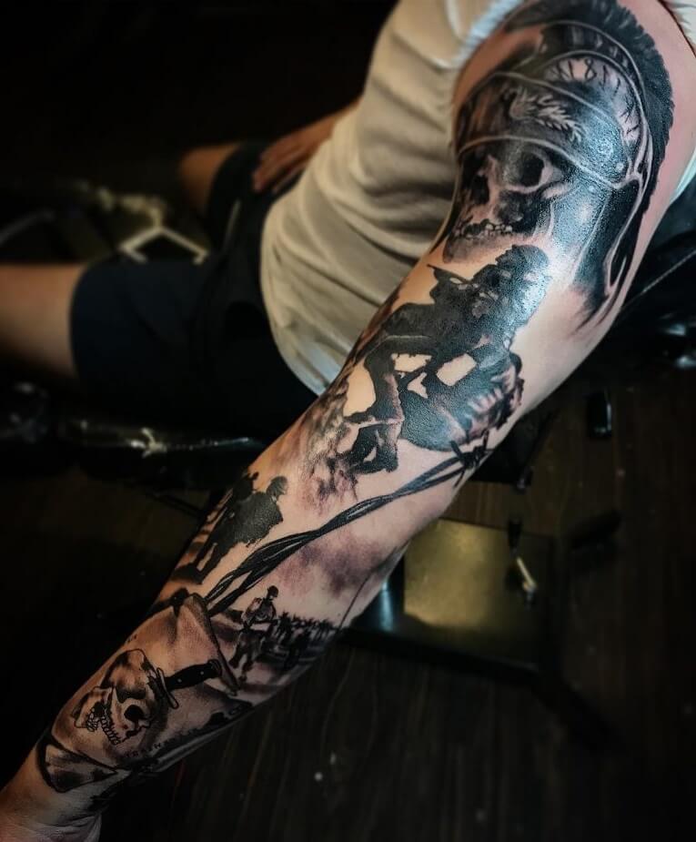 Tatouages militaires de soldats et de sous-officiers et leurs significations. Le tatouage était destiné à servir un homme dans son parcours de vie.