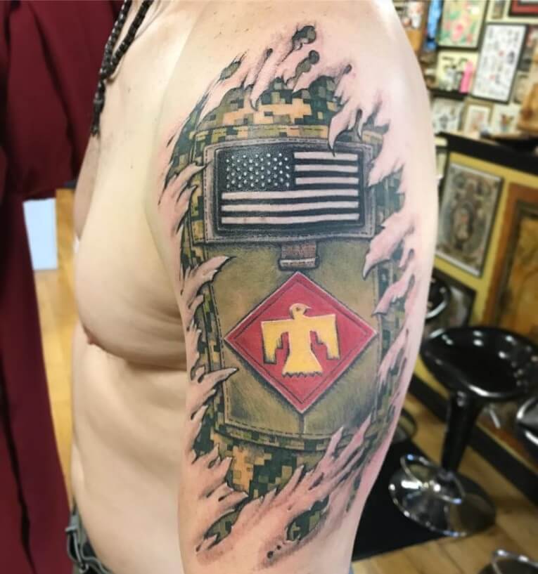 Tatouages militaires de soldats et de sous-officiers et leurs significations. Le tatouage était destiné à servir un homme dans son parcours de vie.