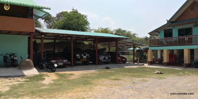 Parking de la famille d'Ajahn Koba. Ayutthaya, Thaïlande.