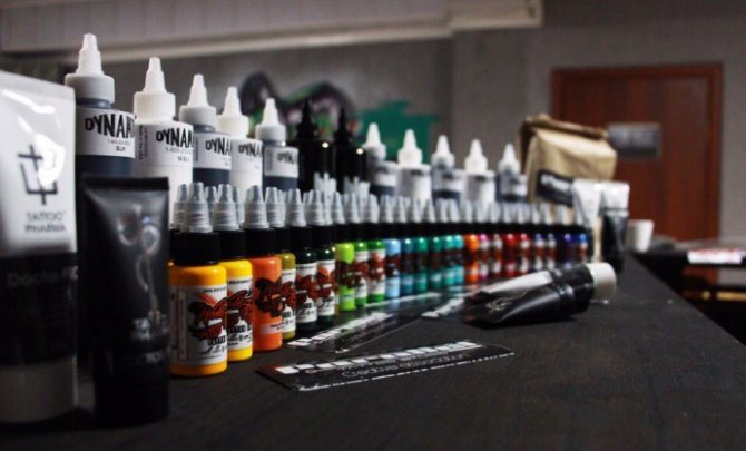 Farve tatoverings krukker