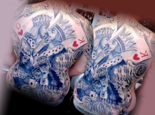 Haukku vankilan selässä.