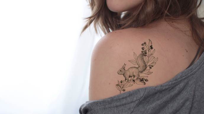 Écureuil blanc sur une branche