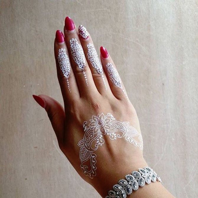 Le mehendi blanc peut être complété par une manucure d'accentuation assortie.
