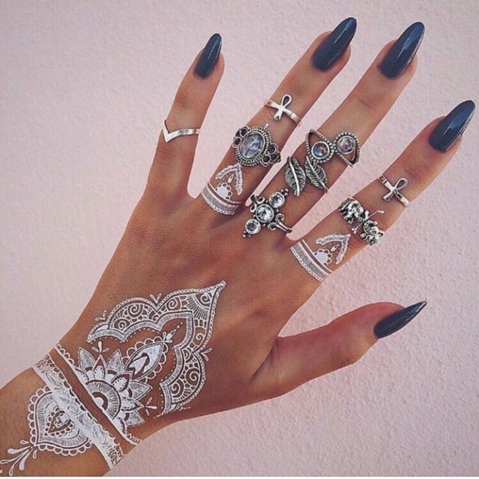 Le mehendi blanc se marie bien avec les bijoux en argent.