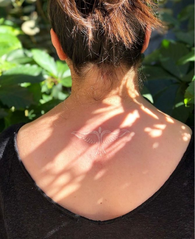 Photo d'un tatouage blanc pour filles