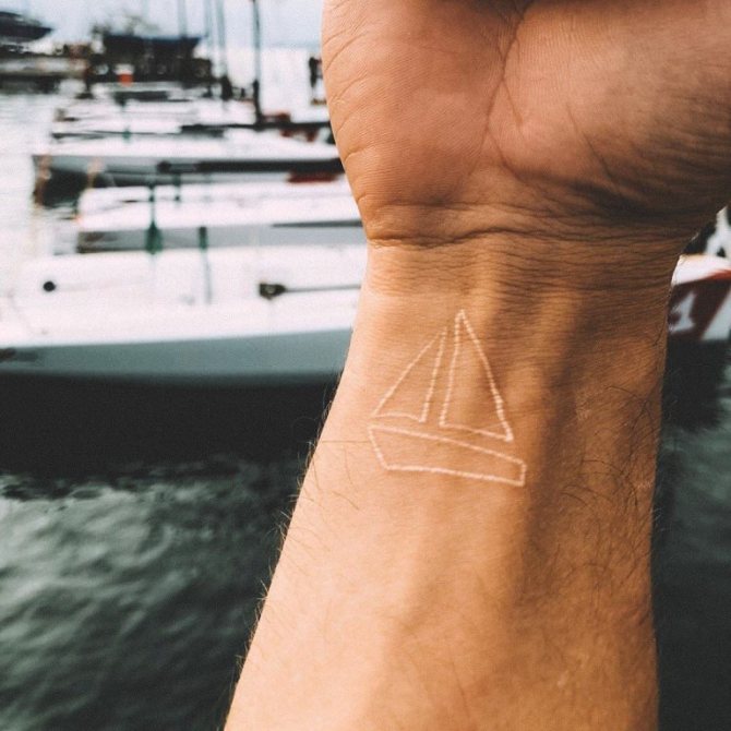 Tatouages blancs pour les filles