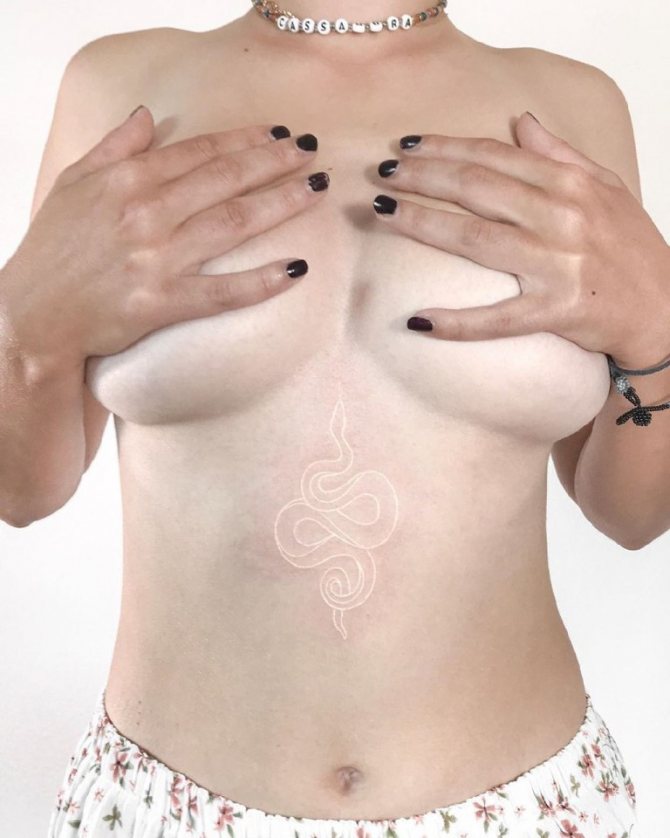 photo de tatouages blancs