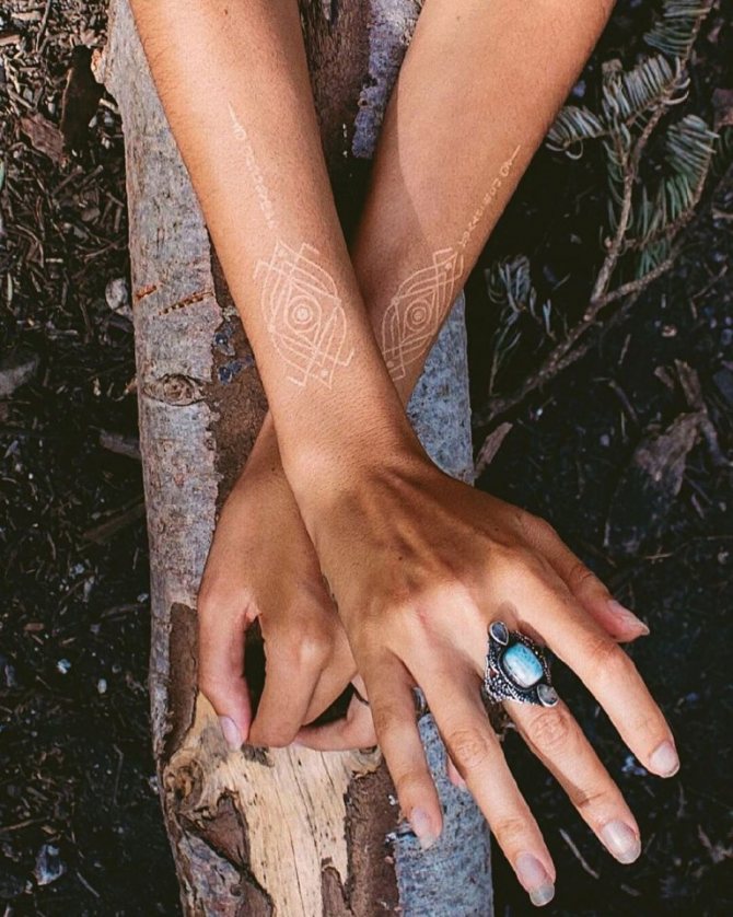 les tatouages blancs