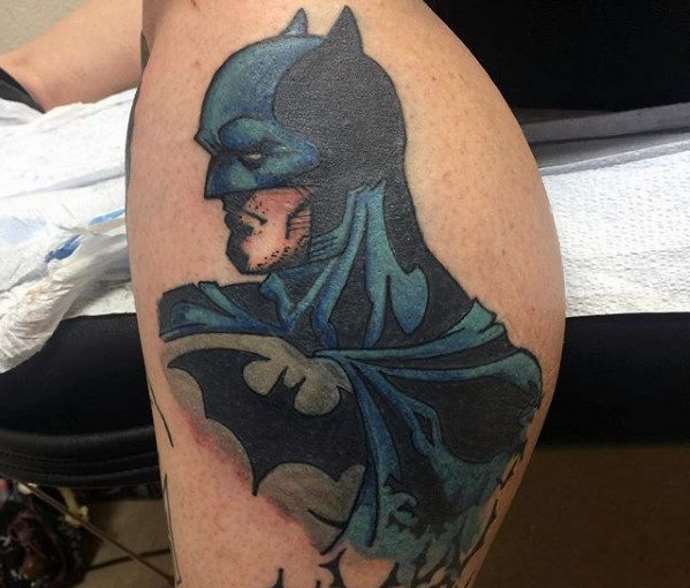 batman sulla spalla di un ragazzo