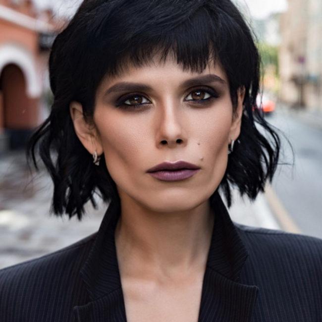 Biographie et vie personnelle de Sola Monova, poésie et livres et faits intéressants