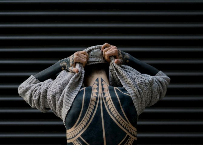 Черната работа се съчетава добре с различни техники