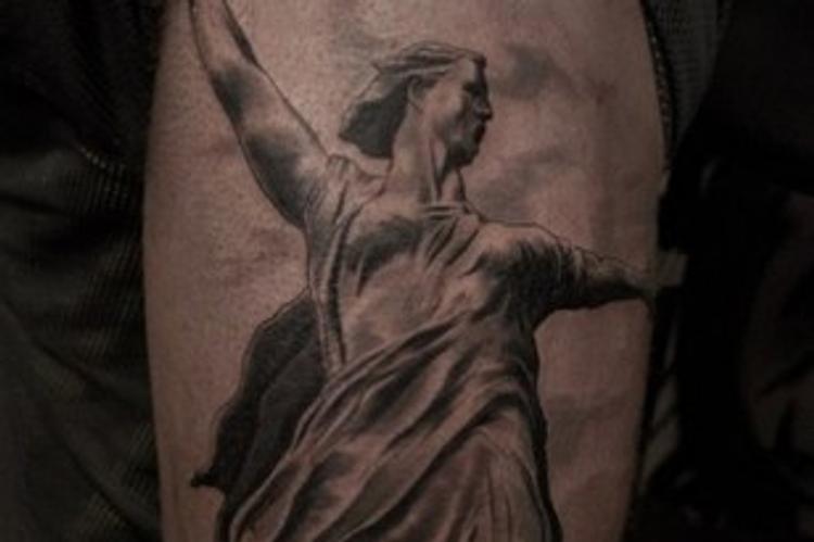 Μαχητής του MMA κάνει τατουάζ με τη Μητέρα Πατρίδα PHOTO