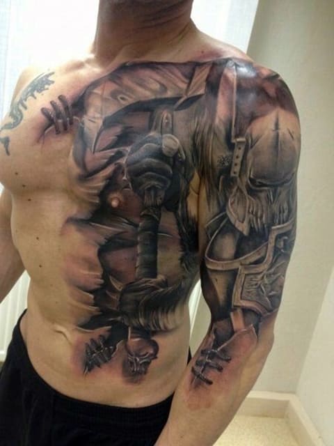 Gros tatouage de gladiateur