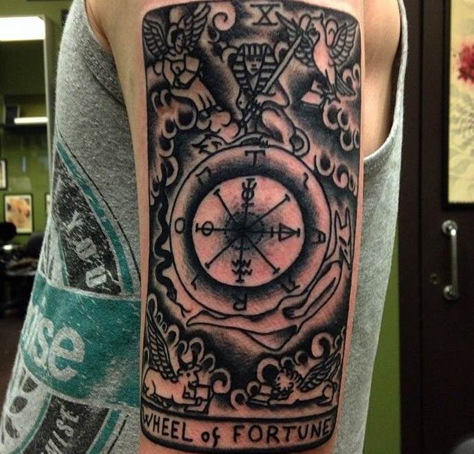 stor tatovering på hans skulder