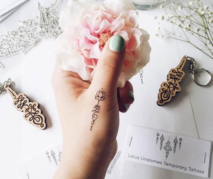 paperiruusu kädessä