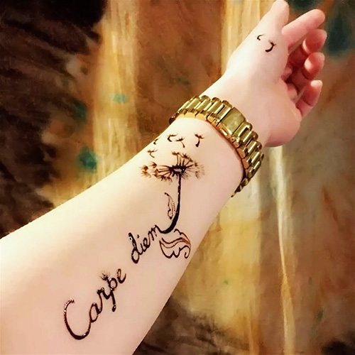 Carpe diem Memento Mori tätoveering ladina keeles. Foto, tähendus