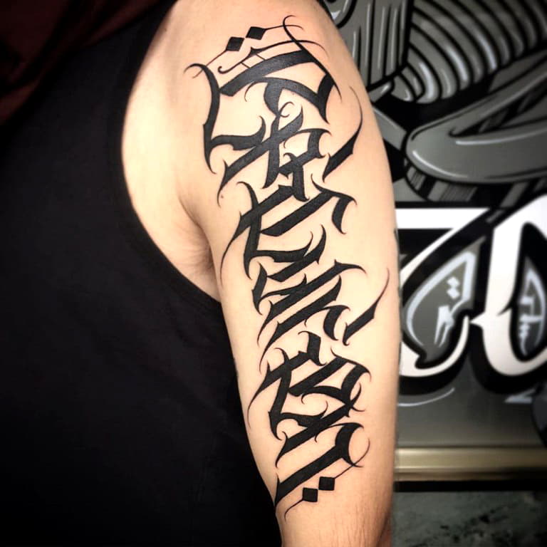 Le choix le plus courant pour un tatouage de bras, selon la taille, les gars obtiennent...