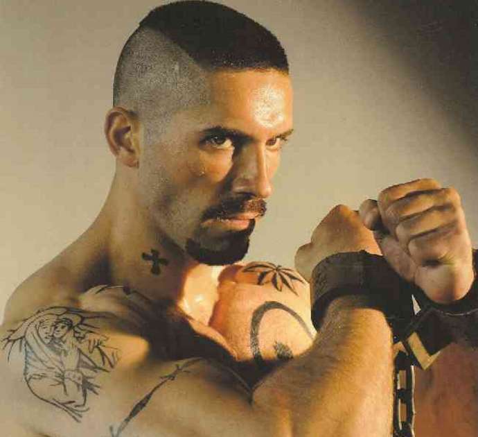 homme déchirant des chaînes