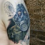 мъж с противогаз