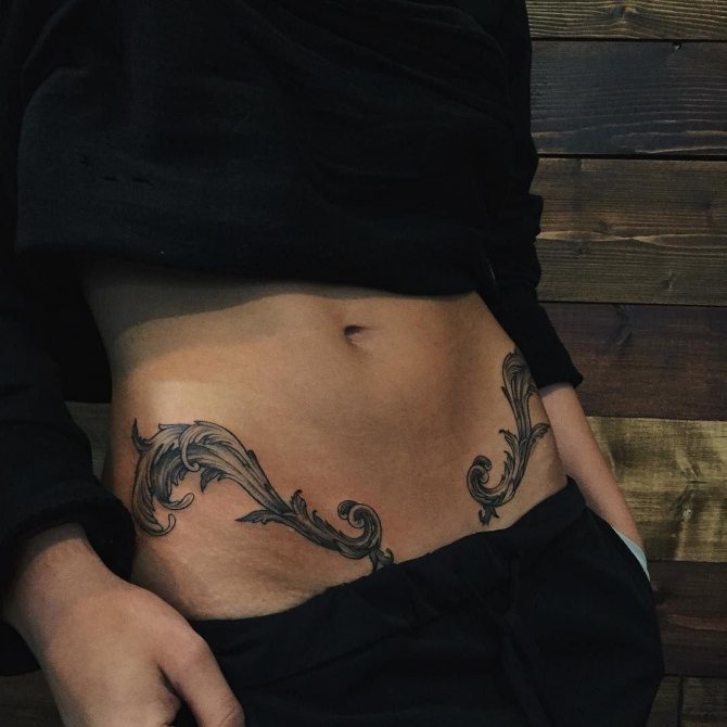 腹部の黒と白の刺青